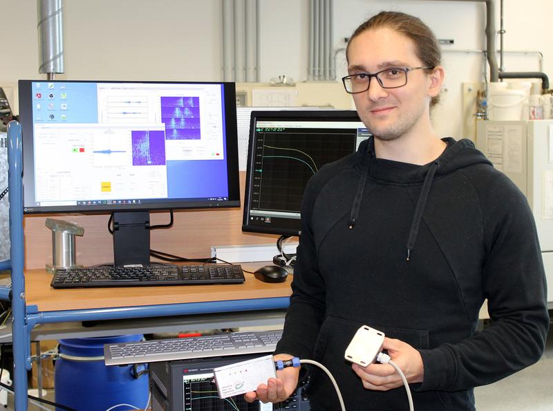 Markus Michel M.Sc. in einem Labor des Lehrstuhls für Mess- und Regeltechnik an der Universität Bayreuth. Hier wurden die von den Sensoren übermittelten Messdaten ausgewertet.