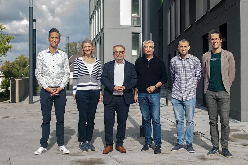 v.l.n.r. Dr. Simon Ristig (Postdoc MPI CEC), Dorothea Müschenborn (TransHyDE am MPI CEC), Jens Geier (MdEP), Prof. Walter Leitner (geschäftsführender Direktor MPI CEC), Hauke Hinners (TransHyDE am MPI CEC), Dr. Michael Poschmann (Postdoc MPI CEC)