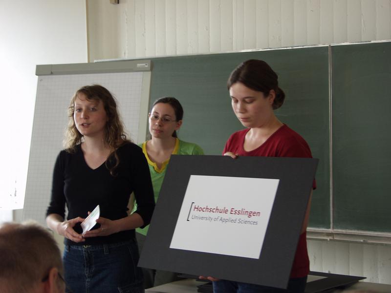 Die Studierenden der Hochschule der Medien in Stuttgart stellen ihren Projektentwurf vor. Der Entwurf erhielt den ersten Preis.