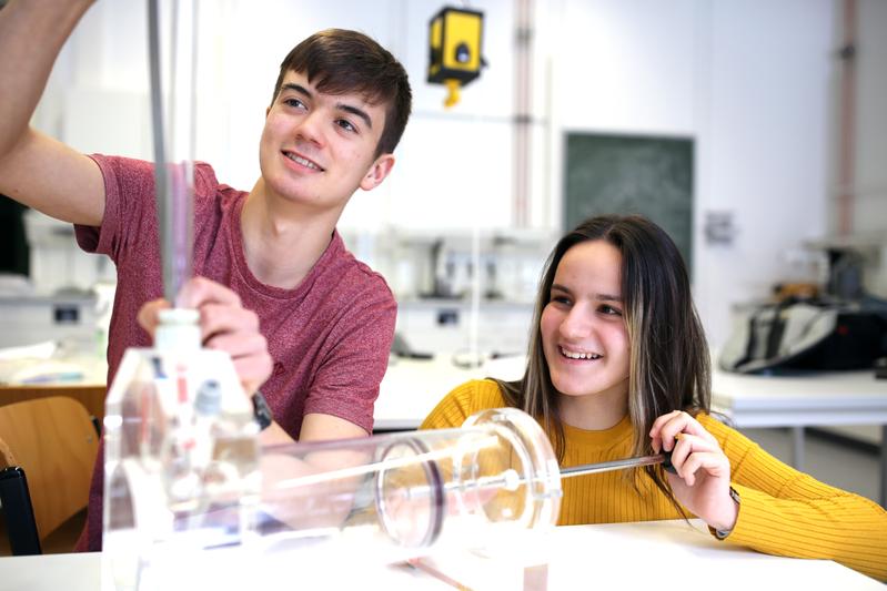 An bundesweit 17 Standorten können sich Schülerinnen und Schüler für das German Young Physicists’ Tournament vorbereiten und spannende Physik-Aufgaben erforschen.