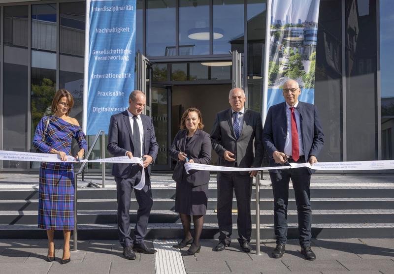 Zur Gebäudeeröffnung begrüßten Vizepräsidentin Prof. Dr. Susanne Rägle (l.), der geschäftsführende Präsident Prof. Dr. René Thiele (2.v.l.) und Kanzler Dr. Bert Albers (r.) Staatssekretärin Ayse Asar und LBIH-Direktor Thomas Platte.