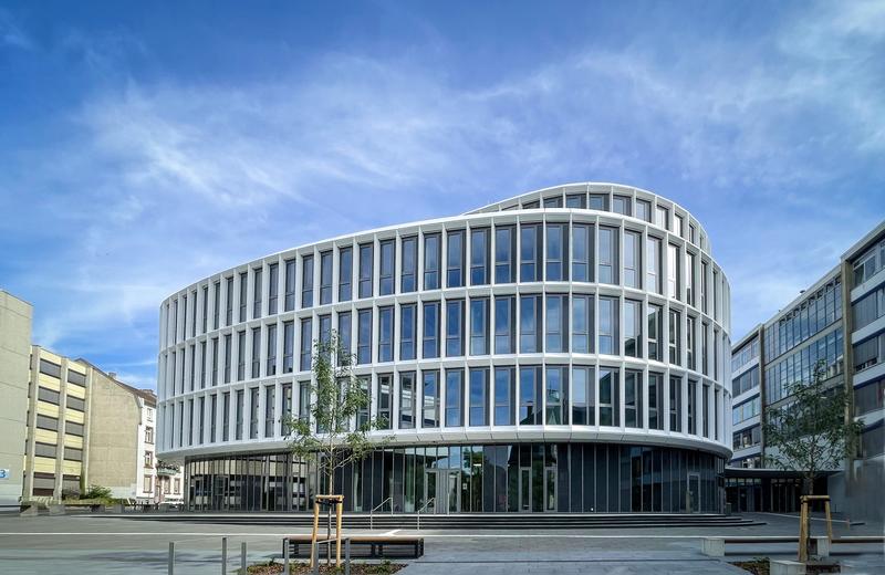 Das neue Seminar- und Mehrzweckgebäude der Frankfurt UAS bietet auf viereinhalb Etagen Platz und moderne Ausstattung für Lehre und Veranstaltungen.