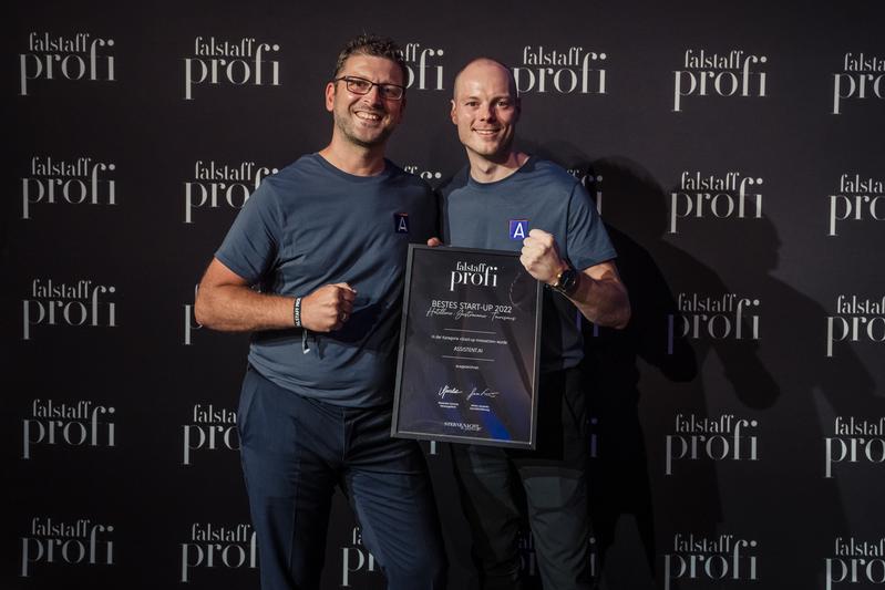 Jannik Oberlies (r.), Alumnus der Frankfurt UAS, und Co-Gründer Thomas Schiffler freuen sich über die Auszeichnung als bestes Start-up des Jahres in der Kategorie „Innovation”.
