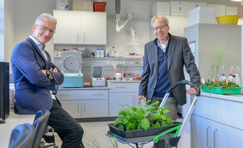 Prof. Dr. Karsten Mäder (links) und Prof. Dr. Sven-Erik Behrens im Labor