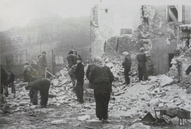 Diese Aufnahme eines Amateurfotografen zeigt eine Freiwilligenbrigade während des Wiederaufbaus in Brno, 1954. 