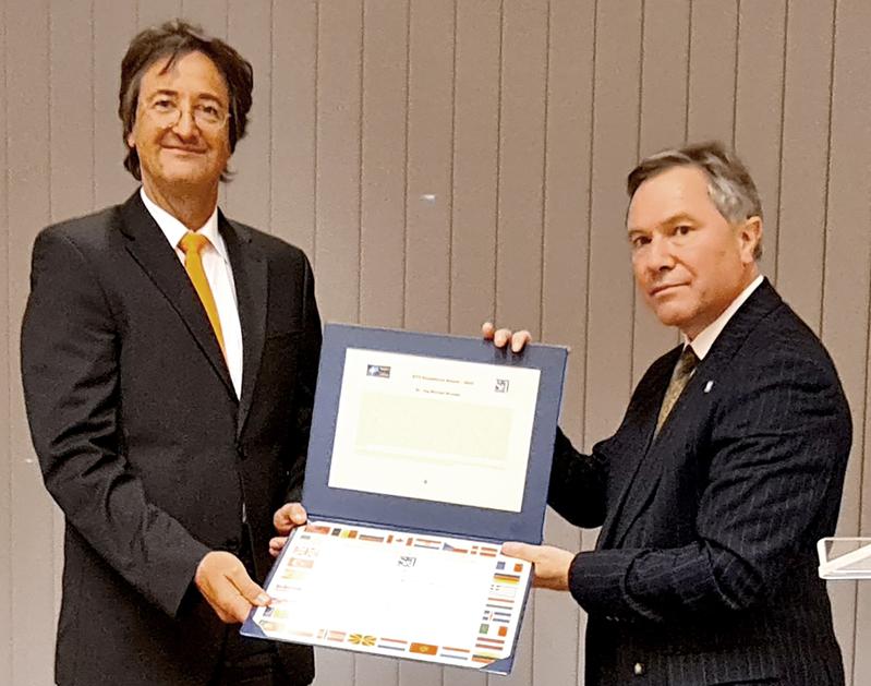 NATO STO Excellence Award für FKIE-Wissenschaftler Dr. Michael Wunder (l.). Die Auszeichnung übernahm NATO Chief Scientist Dr. Brian Wells im Rahmen einer feierlichen Zeremonie im NATO-Headquarter in Brüssel.