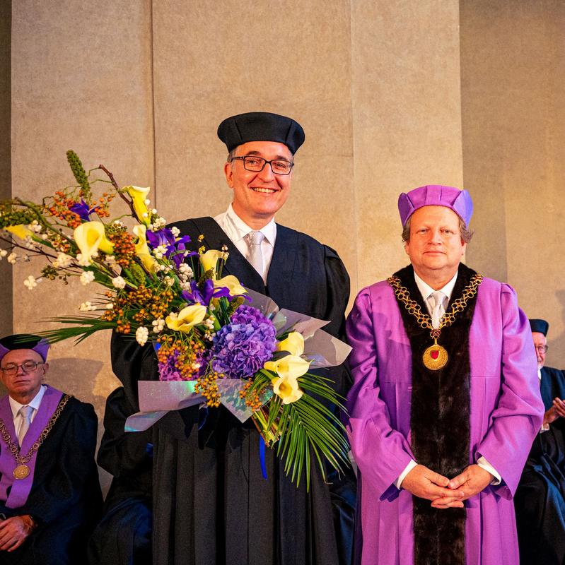 Prof. Dr. Dr. h. c. Peter H. Seeberger bei der Verleihung der Ehrendoktorwürde mit dem Rektor der UCT Prag Prof. Dr. Dr. Pavel Matějka