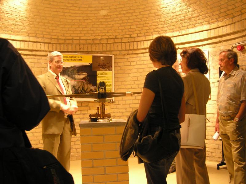 Besucher im Michelson-Keller