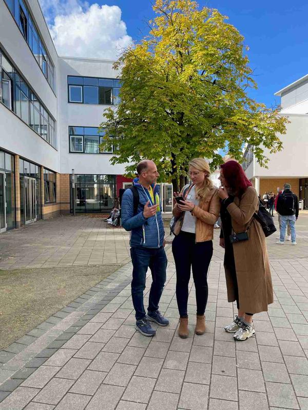 Studierende des neuen Masterstudiengangs „Berufspädagogik im Gesundheitswesen“ konnten zum Semesterstart den Campus Wolfsburg der Ostfalia Hochschule per Smartphone mit einer digitalen Rallye erkunden.