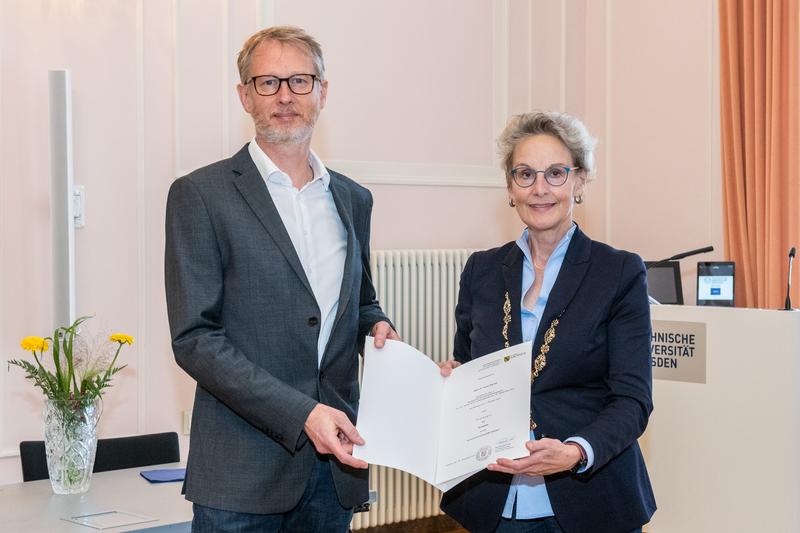 Dr. Hauke Bartels, Direktor des Sorbischen Instituts, hat die Berufungsurkunde aus den Händen der Rektorin der TU Dresden, Prof. Ursula M. Staudinger, erhalten