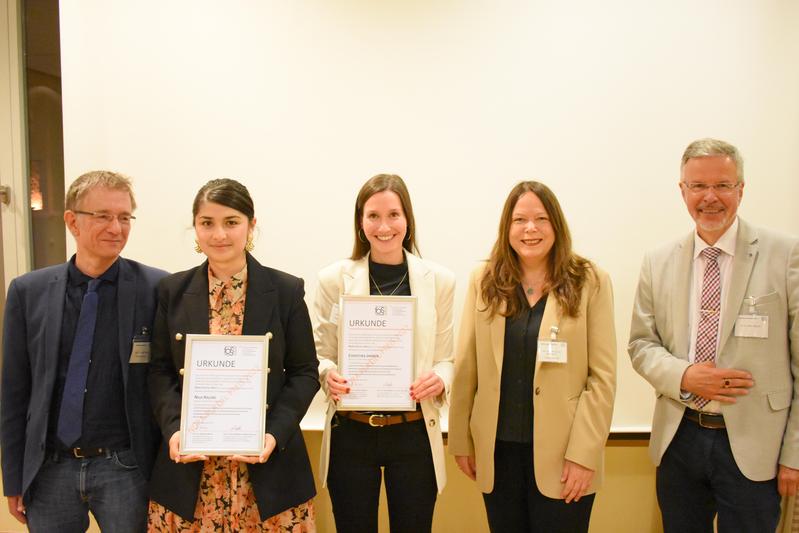 (v.l.) Prof. Dr. Andreas Hänlein (Universität Kassel), die Preisträgerinnen Nila Halimi und Christina Janßen, Prof. Dr. Gamze Güzel-Freudenstein (Hochschule Fulda) sowie der ehemalige Präsident des Bundessozialgerichts, Dr. h.c. Pe