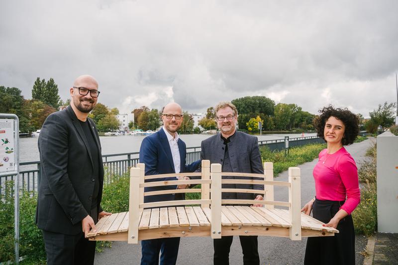 Bauen gemeinsam an der Brücke Wirtschaft-Wissenschaft: Staatssekretär Michael Biel, IHK-Präsident Sebastian Stietzel, HTW-Präsident Carsten Busch und Staatssekretärin Armaghan Naghipour