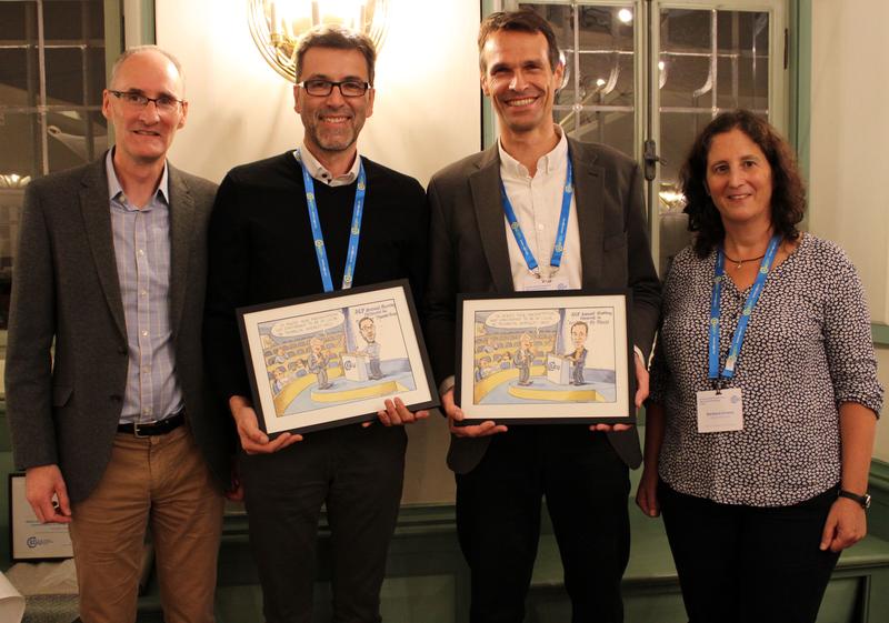 Die ACP-Co-Chef-Editoren Ken Carslaw (l.) und Barbara Ervens (r.) mit Thomas Koop (Mitte links) und Uli Pöschl (Mitte rechts), die eine Karikatur zur Erinnerung an die intensiven Diskussionen auf der ersten Sitzung des ACP Editorial Board erhielten.