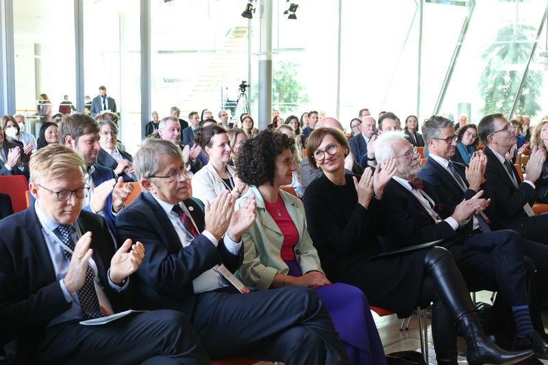 Auditorium bei der Eröffnung der Jubiläumsveranstaltung „10 Jahre Private Exzellenzinitiative Johanna Quandt“ am 21.09.2022 in Berlin