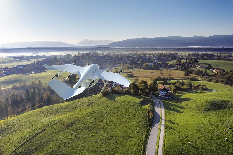 Ein Forschungsteam der Frankfurt UAS untersucht, wie mit dem Einsatz spezieller Lieferdrohnen – hier ein Wingcopter beim Flug über einem Dorf – die Nahversorgung im ländlichen Raum verbessert werden kann.