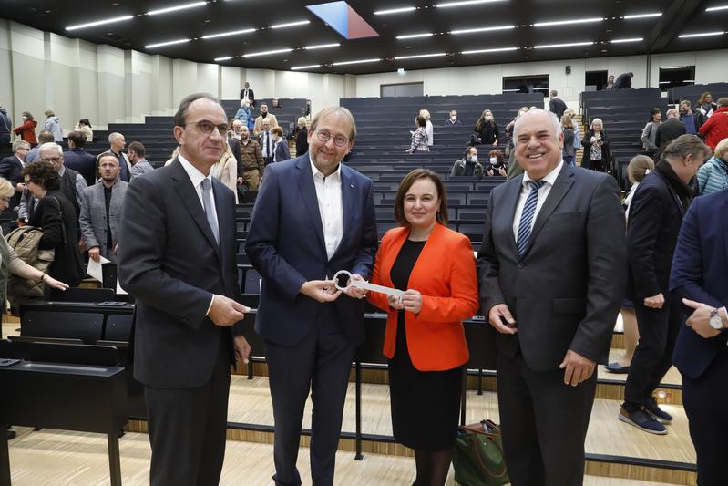 Schlüsselübergabe im Hörsaal des neuen SKW-Gebäudes. v.l.: Finanzminister Michael Boddenberg, Präsident Enrico Schleiff, Wissenschaftsstaatssekretärin Ayse Asar, LBIH-Direktor Thomas Platte.