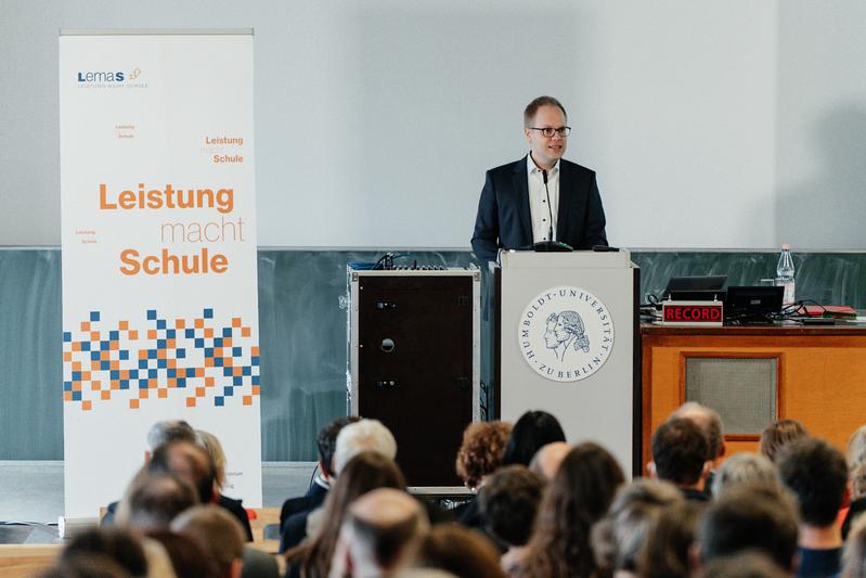 Dr. Jens Brandenburg, Parlamentarischer Staatssekretär im BMBF, bei der Eröffnung der LemaS-Jahrestagung