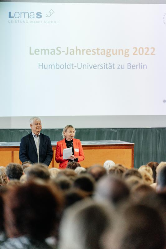 Prof. Dr. Hans Anand Pant und Prof. Dr. Gabriele Weigand eröffnen die LemaS-Jahrestagung