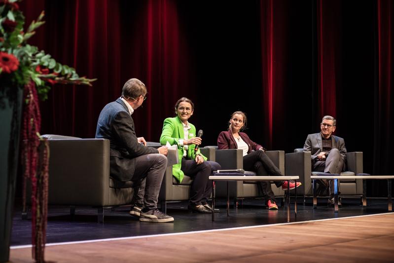 v.l.: Moderator Dr. Alexander Dambach, DHBW-Präsidentin Prof. Dr. Martina Klärle, Jana Richter, SAP, Prof. Reinhold R. Geilsdörfer, Dieter Schwarz Stiftung