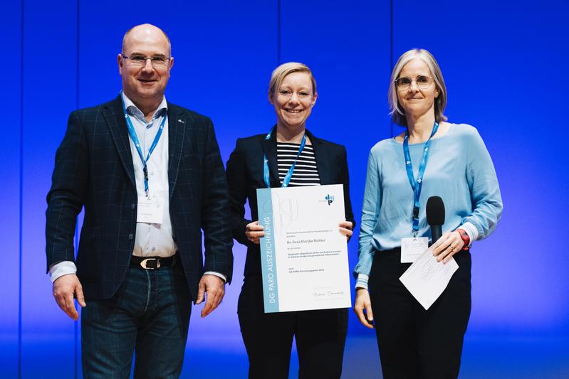 Der DG PARO-Forschungspreis wurde verliehen an Dr. Gesa Marijke Richter: (v.l.n.r.) Dr. Kai Worch, Dr. Gesa Marijke Richter, Prof. Dr. Bernadette Pretzl