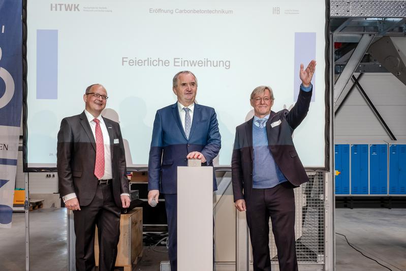 Prof. Mark Mietzner, Rektor der HTWK Leipzig, Thomas Schmidt, Sächsischer Staatsminister für Regionalentwicklung, und Prof. Klaus Holschemacher, Direktor des Instituts für Betonbau an der HTWK Leipzig (v.l.), eröffnen das Carbonbetontechnikum