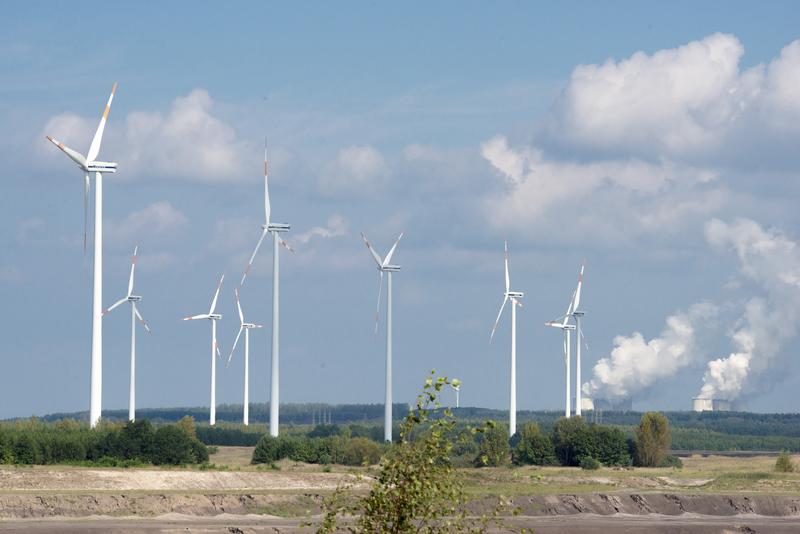 Windräder vor dem Kraftwerk Jänschwalde in der Lausitz 