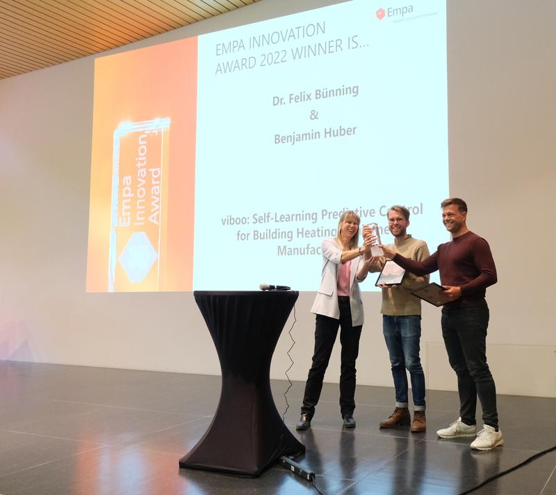 Die Empa-Direktorin Tanja Zimmermann überreichte den gläsernen «Empa Innovation Award» an Felix Bünning und Benjamin Huber vom Empa-Spin-off «viboo».