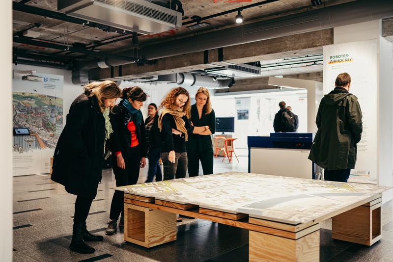 Besucher:innen informieren sich über das Exponat „Der neue grüne Promenadenring“ von Studierenden der Professur Lehr- und Forschungsgebiet Landschaftsbau am Institut für Landschaftsarchitektur, TU Dresden