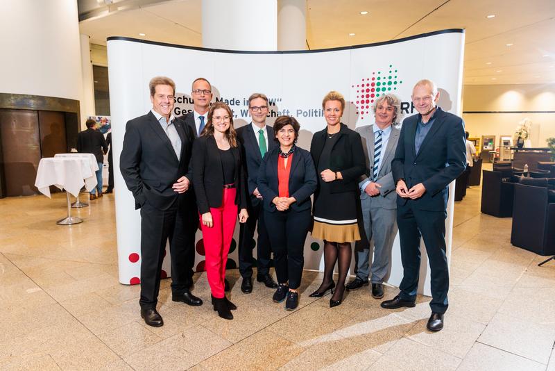 Ina Brandes, Ministerin für Kultur und Wissenschaft des Landes NRW und Berivan Aymaz, Vizepräsidentin des Landtags NRW mit Vorstandsmitgliedern und Leitthemensprechern der JRF.  