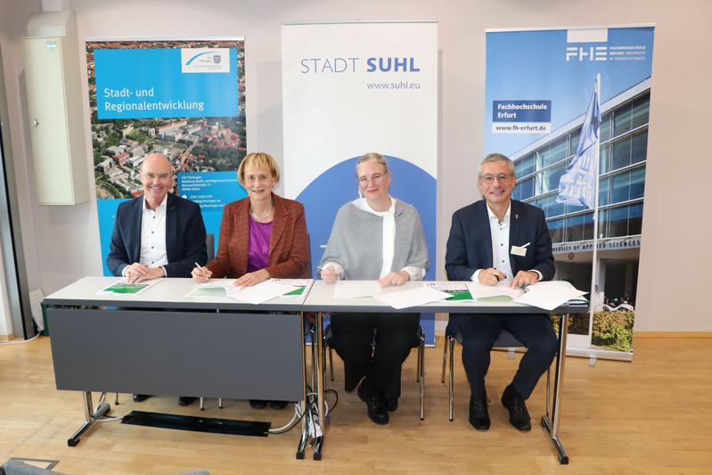 Die Projektpartner unterzeichnen die Absichtserklärung zur Transformation des Quartiers Suhl-Nord