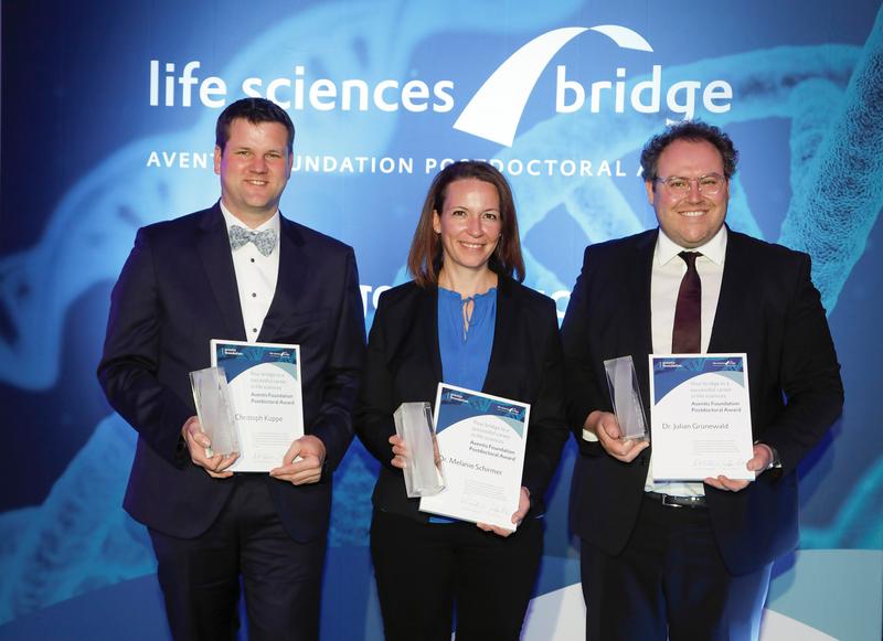 Dr. Christoph Kuppe, Dr. Melanie Schirmer und Dr. Julian Grünewald (v.l.n.r.) wurden am Donnerstagabend im Senckenberg Museum in Frankfurt am Main mit dem Life Sciences Bridge Award der Aventis Foundation ausgezeichnet.