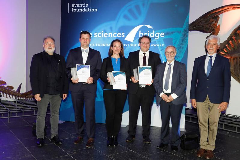 Die Preisträger des Life Sciences Bridge Awards zusammen mit dem Kuratoriumsvorsitzenden der Aventis Foundation, Prof. Dr. Günther Wess (l.), dem Vorsitzenden der Jury, Prof. Dr. Werner Müller-Esterl (r.), und Jury-Mitglied Prof. Dr. Rudi Balling (2.v.r.)