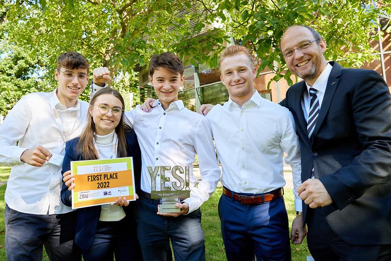 Gymnasium Martineum Halberstadt aus Sachsen-Anhalt gewinnt internationales Finale des YES! – Young Economic Summit 