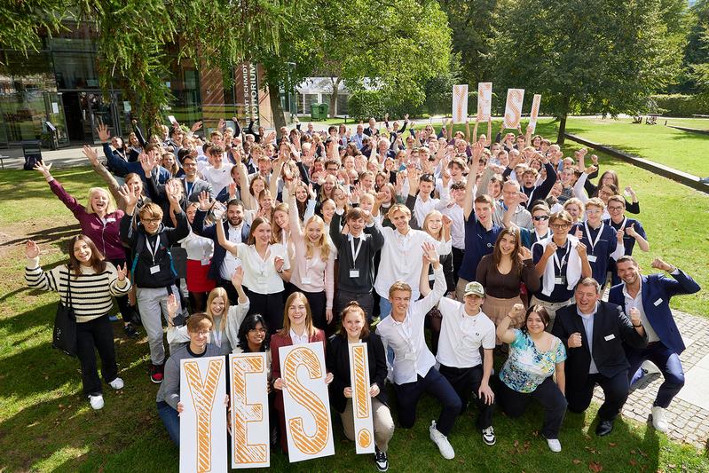 18 Schulteams aus Deutschland, Großbritannien und den USA präsentierten auf Deutschlands größtem Ökonomie-Schulwettbewerb „YES! – Young Economic Summit“ Lösungsvorschläge für die globalen Herausforderungen unserer Zeit