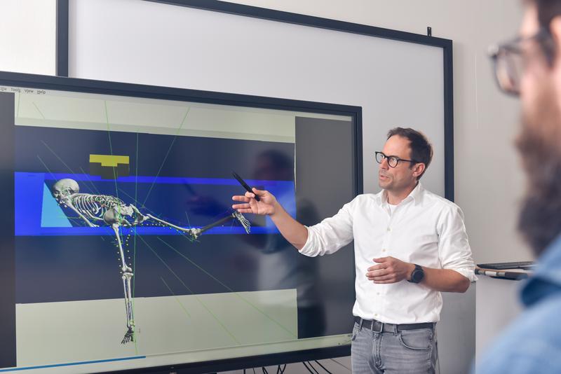 Prof. Syn Schmitt erklärt, auf welche Weise die biomechanische Simulationsmethode den Vorfall rekonstruieren kann. 