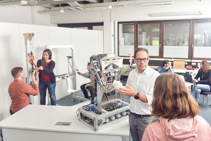 Prof. Syn Schmitt und sein interdisziplinäres Team forschen in den Bereichen computergestützte Biophysik und Biorobotik. 