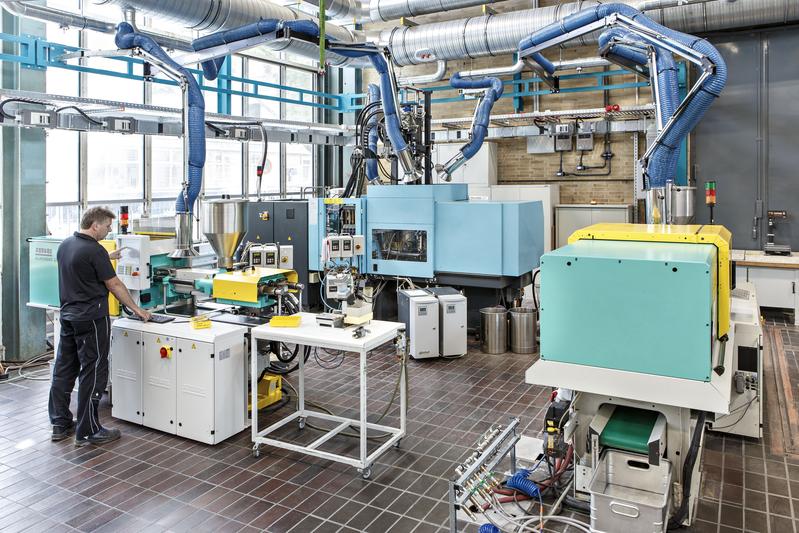  Im Technikum des Fraunhofer LBF werden Kunststoffe mit maßgeschneiderten Werkstoffeigenschaften hergestellt. 