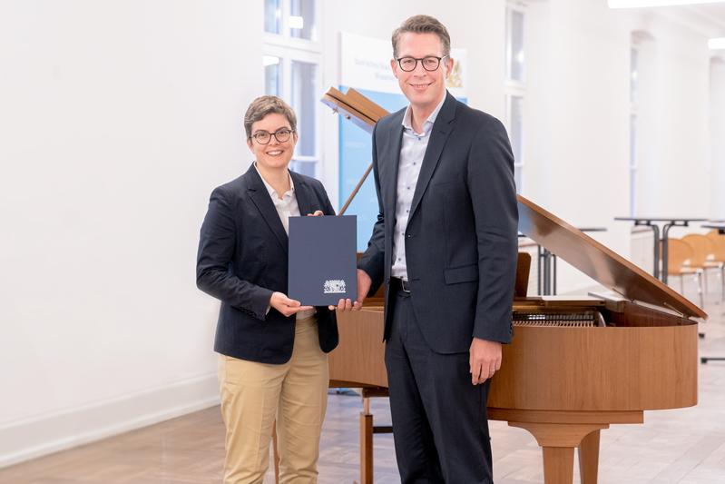 Prof. Lydia Grün mit dem Bayerischen Staatsminister Markus Blume