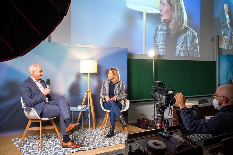 Prof. Dr. Karl Stoffel, Präsident der Hochschule Koblenz, begrüßt die Erstsemesterstudierenden am RheinMoselCampus im Gespräch mit Moderatorin Jennifer de Luca. 