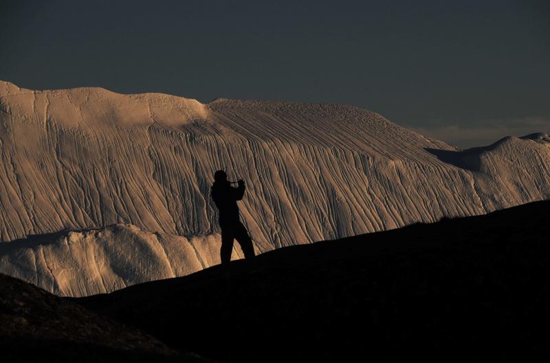 Ein Wissenschaftler steht vor dem grönländischen Eisschild (Jakobshavn Isbræ Gletscher). Copyright: Vincent Jomelli 