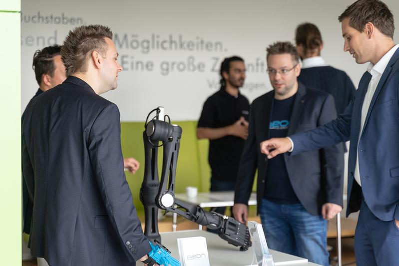 Das Start-Up Aeon Robotics präsentierte ein Prototyp ihrer KI-gesteuerten Roboterhand.