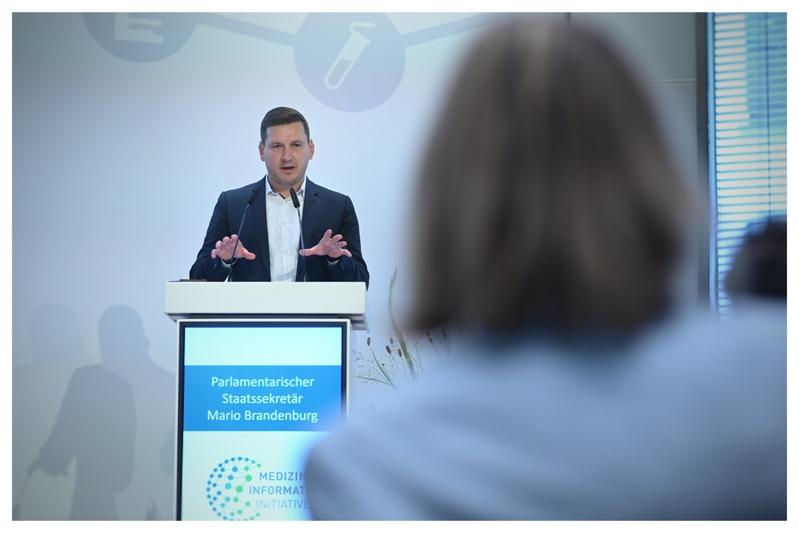 Mario Brandenburg, Parlamentarischer Staatssekretär bei der Bundesministerin für Bildung und Forschung, eröffnet das MII-Symposiums am 5. Oktober 2022 in Berlin 