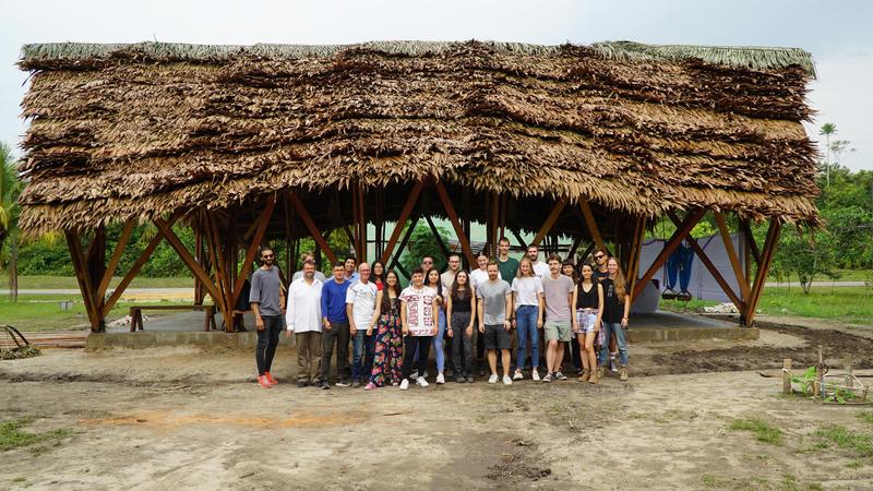 Studierende und Professoren der Fakultät Gestaltung, 2. v. l.: Prof. Hackel, sowie Mitarbeiter der Hochschule Wismar und der UTE haben sich zu einem Gruppenbild vor dem von ihnen konzipierten und errichteten Gemeinschaftshaus des NB-Labs in Iquitos.