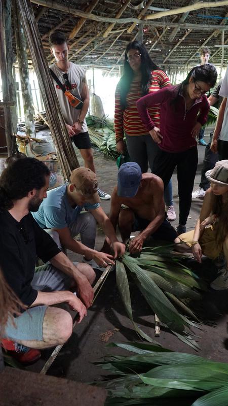 Studierende der Fakultät Gestaltung lernen im Rahmen das NB-Lab-Projektes in Peru die Herstellung von „Crisnejas de Irapay“ genannte Palmblätter-Dachdeckungen aus Irapay-Blättern