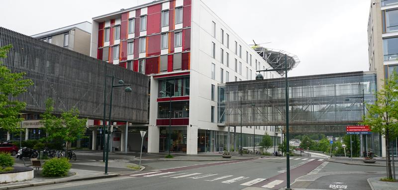 Kurze Wege für Patienten und medizinisches Personal: Im St. Olavs Hospital im norwegischen Trondheim sind die Abteilungen durch Brücken verbunden.