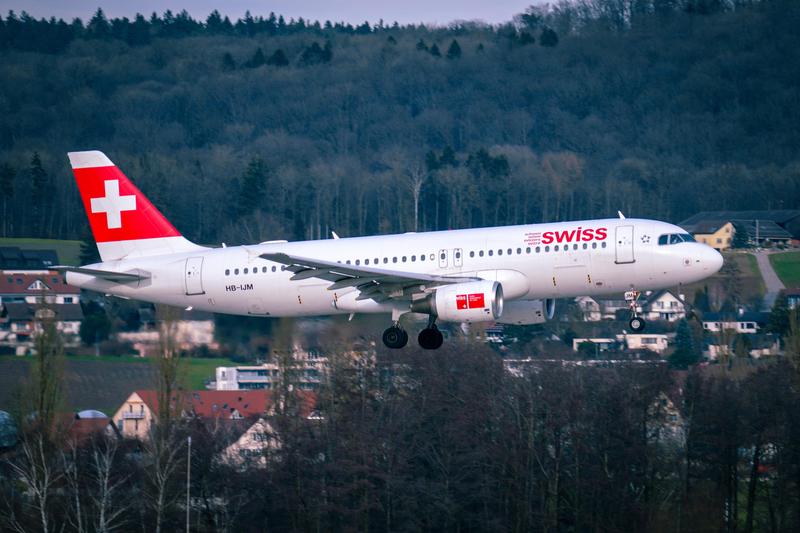 Belastung für Mensch und Umwelt: Anflug auf Piste 14 am Flughafen Zürich in Kloten.