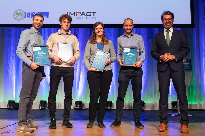 Dr. Andre Baumann, Staatssekretär im Ministerium für Umwelt, Klima und Energiewirtschaft, überreichte den mit 10.000 € dotierten f-cell Award an Dr. Severin Vierrath, Dr. Malte Klingenhof (TU Berlin), Susanne Koch und Dr. Lukas Metzler