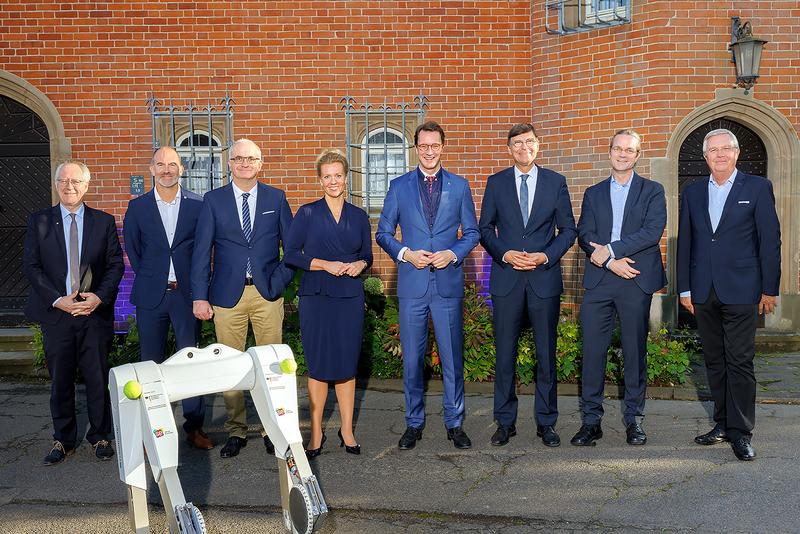 Von links: Prof. Michael Hoch, Dr. Raoul Klingner, Prof. Manfred Bayer, NRW-Wissenschaftsministerin Ina Brandes, NRW-Ministerpräsident Hendrik Wüst MdL, Prof. Stefan Wrobel, Prof. Christian Bauckhage und Prof. Michael ten Hompel. 