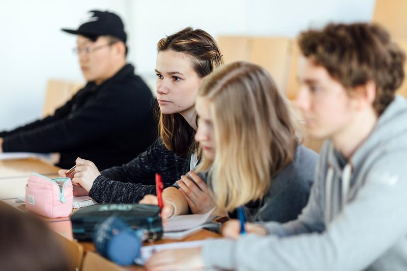 Schülerinnen und Schüler der gymnasialen Oberstufe können an der TU Ilmenau Hörsaalluft schnuppern