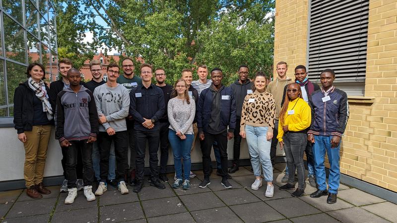 Studierende aus Deutschland und Kenia arbeiten zusammen. Unter anderem sollen eine Biogasanlage in einem afrikanischen Dorf mit einer App gesteuert werden und telemedizinische Lösungen für die medizinische Versorgung im ländlichen Raum entwicket werden.
